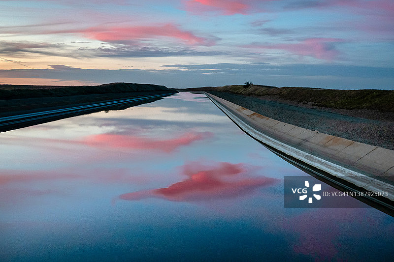 黄昏时分的加州输水渠图片素材