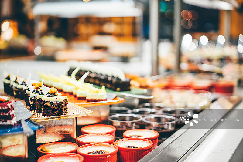 酒店自助餐台上的食物：甜点图片素材