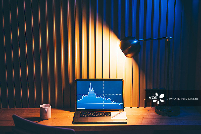 夜晚带有图表和示意图的笔记本电脑屏幕图片素材