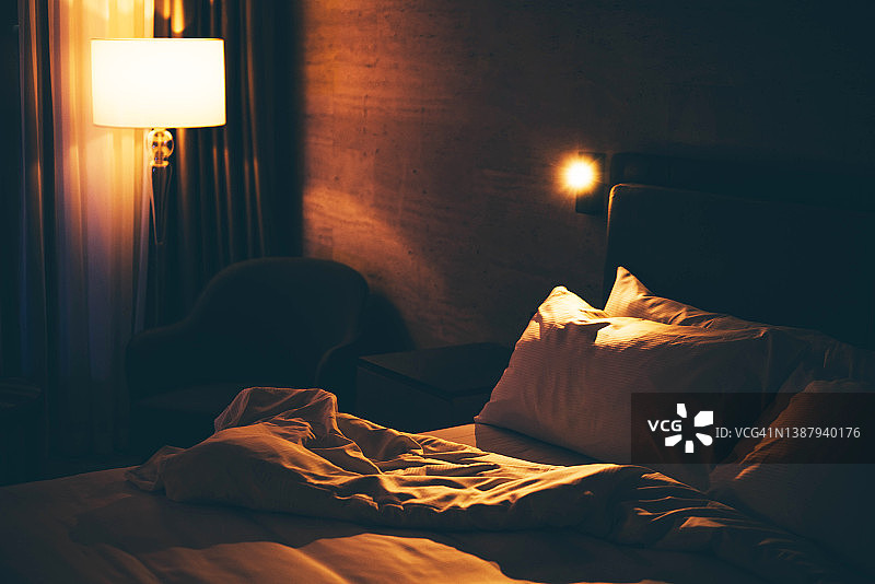 夜晚未整理的床特写图片素材