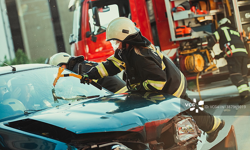 消防员切割挡风玻璃图片素材