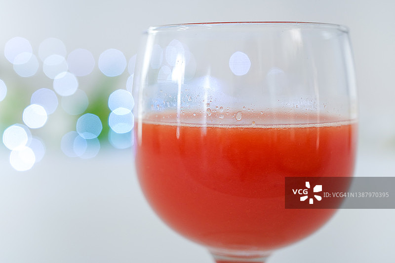 橙汁、西柚汁、番茄汁，带柄玻璃杯中的柑橘汁，背景虚化图片素材