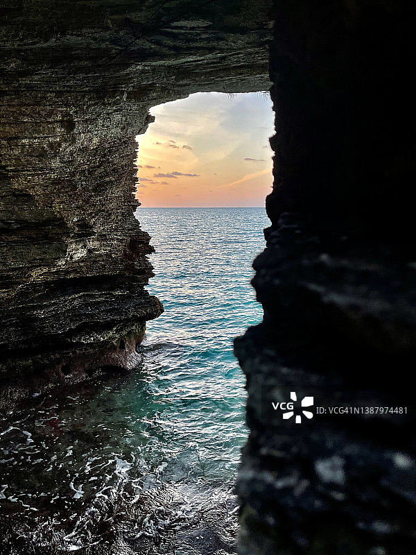 岩石框住的日出图片素材