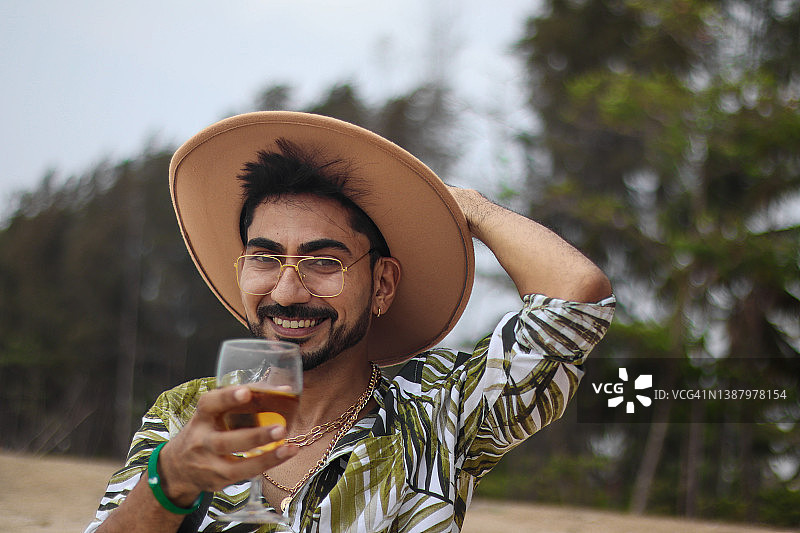 疫情后度假，男人畅饮香槟图片素材