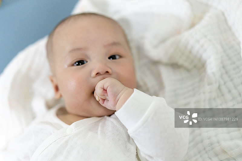 正在咬手的亚洲宝宝图片素材