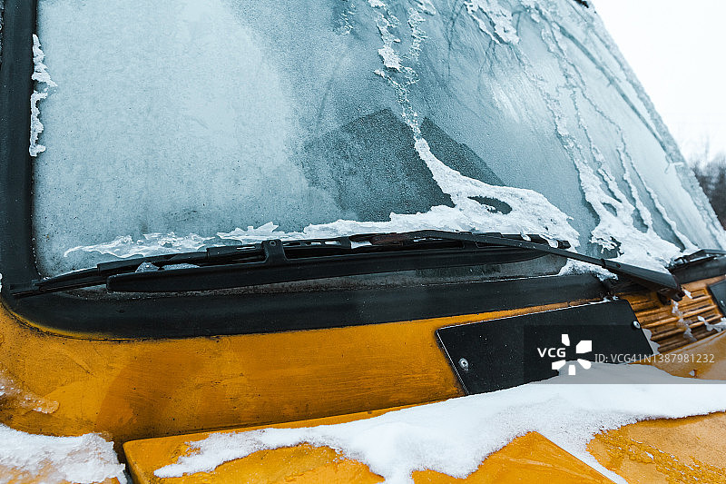 冬季结冰的汽车挡风玻璃景观图片素材