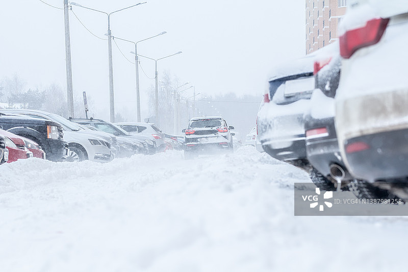 雪天街道上的车辆图片素材