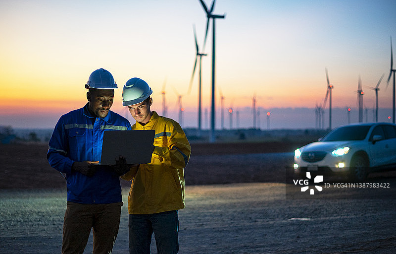 工程师开发清洁能源汽车图片素材