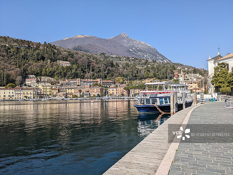 加尔达湖上的船只图片素材