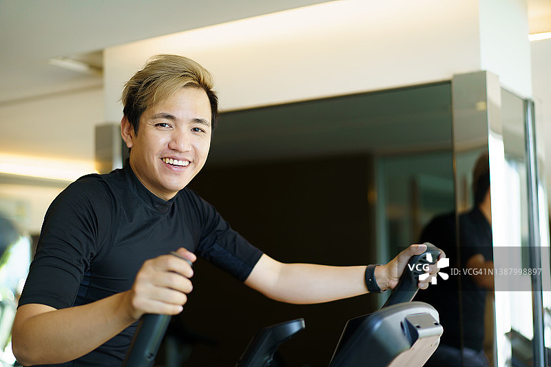 运动员在椭圆机上进行有氧运动图片素材