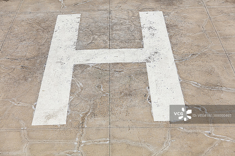 地面上的直升机停机坪标志俯视图图片素材