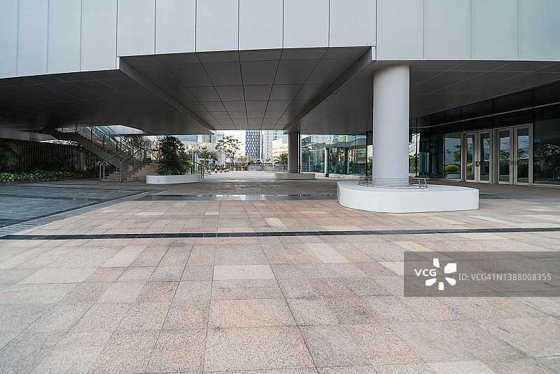 办公楼前空旷的大理石地面特写图片素材