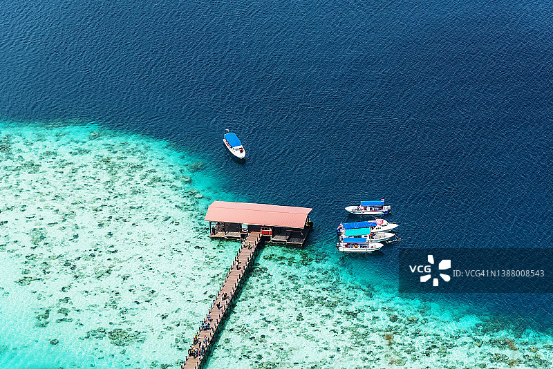 博海杜朗岛热带海洋和码头鸟瞰图图片素材