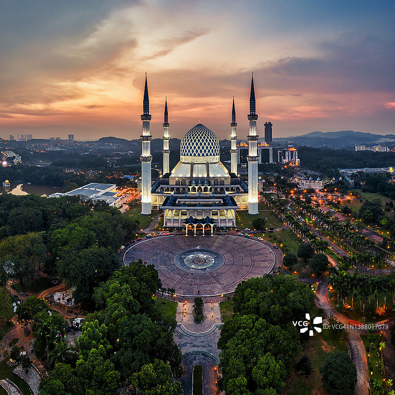 无人机航拍马来西亚苏丹萨拉赫丁阿卜杜勒阿齐兹沙阿清真寺日落美景图片素材