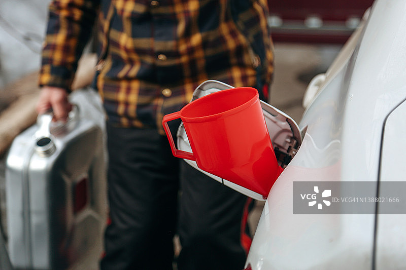 准备加油的红色漏斗图片素材