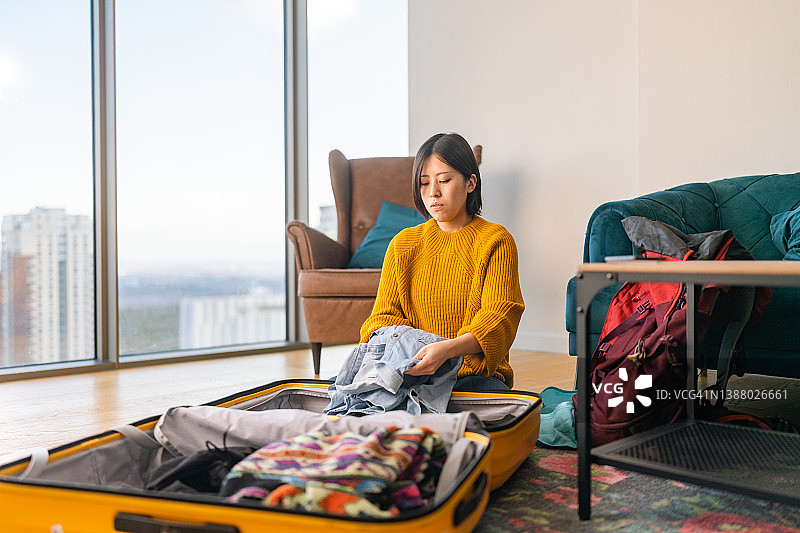 女人正在收拾行李箱准备旅行图片素材