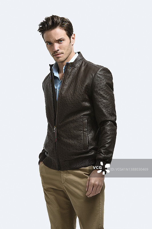 影棚内白色背景上的时尚青年图片素材