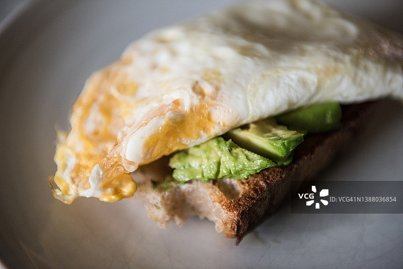 自制蛋清煎蛋卷配佩科里诺干酪和牛油果酸面包吐司图片素材