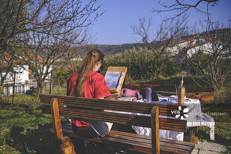 坐在户外寻找绘画灵感图片素材