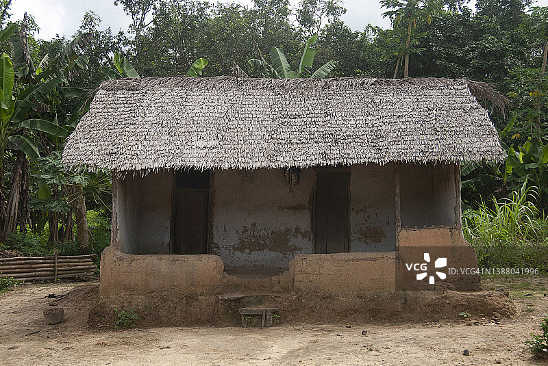 西非利比里亚偏远村庄的传统泥屋图片素材