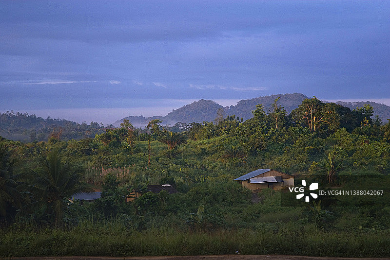 利比里亚：清晨阳光照耀着绿色山丘图片素材