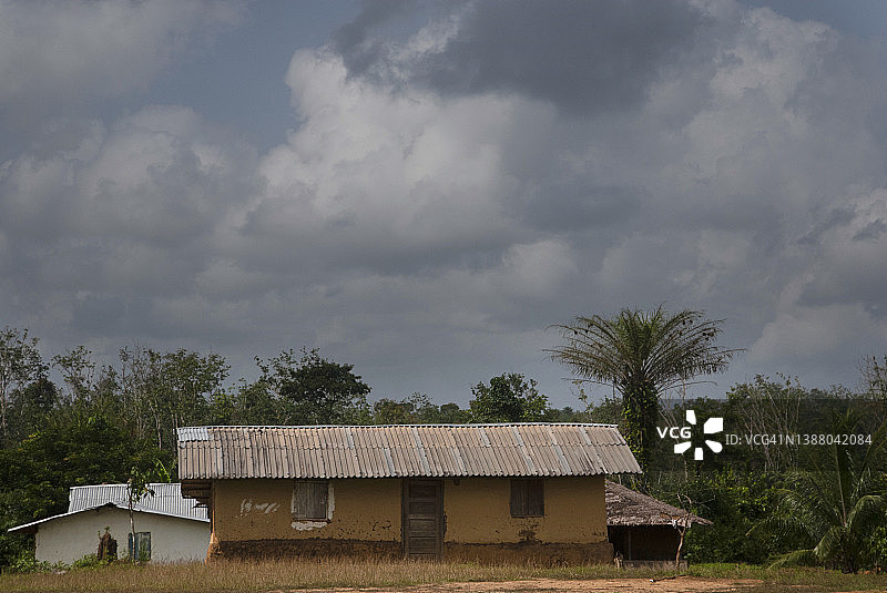 西非利比里亚偏远村庄的传统泥屋图片素材
