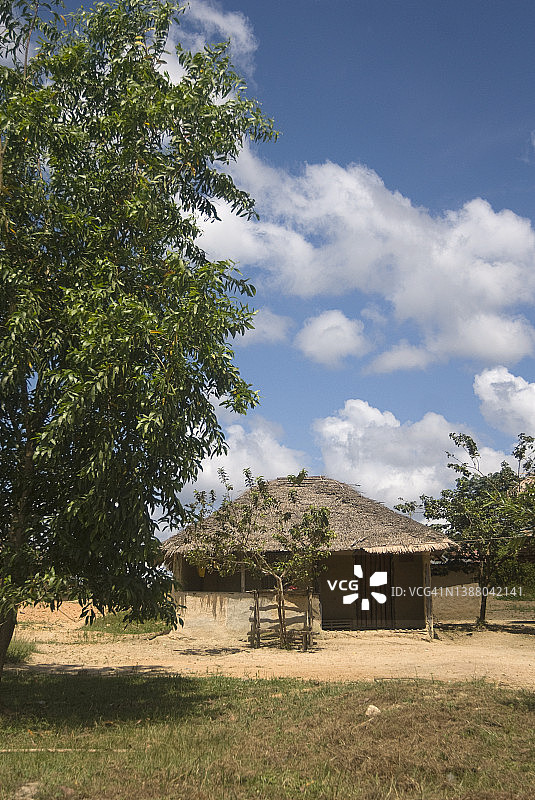 利比里亚西非偏远村庄的传统泥屋图片素材