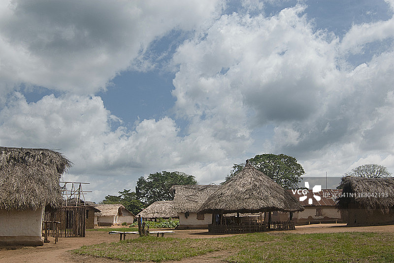 西非利比里亚偏远村庄的传统泥屋图片素材