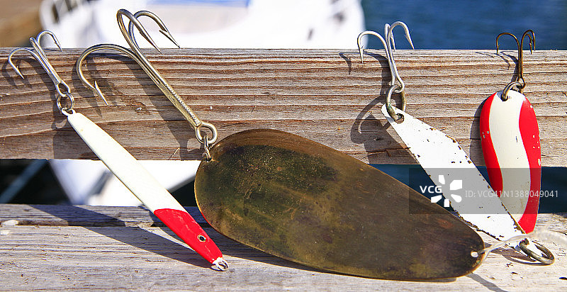 海边码头的钓鱼用具图片素材