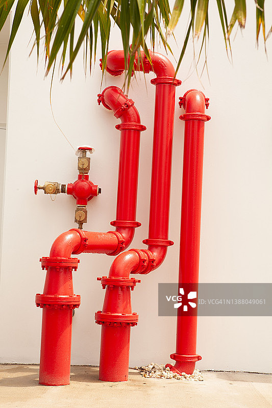 建筑物供水的红色水管图片素材