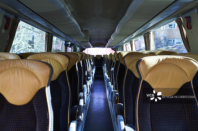 巴士内部，乘客到达目的地后的空座位图片素材
