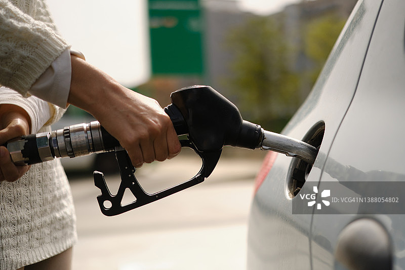 在加油站加油的不清楚面容的人 - 柴油图片素材