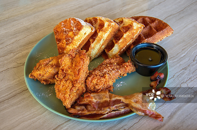 华夫饼配炸鸡、培根和枫糖浆图片素材