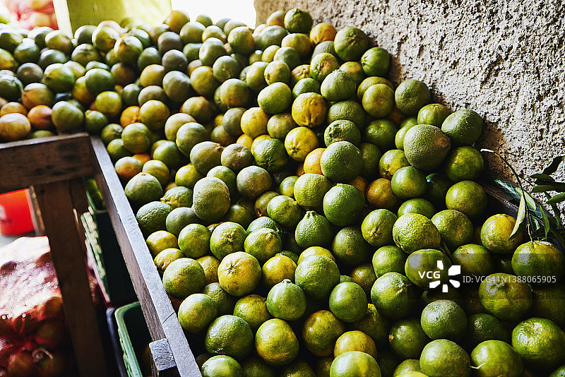 当地市场上装在垃圾箱里的酸橙图片素材