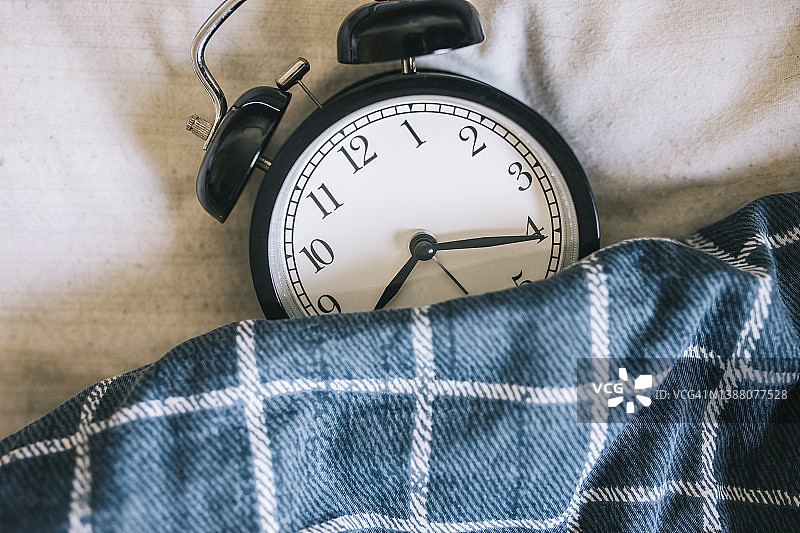 床上的闹钟图片素材