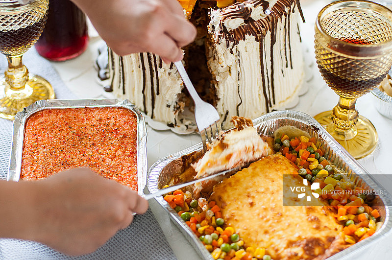 在餐桌上吃外卖图片素材