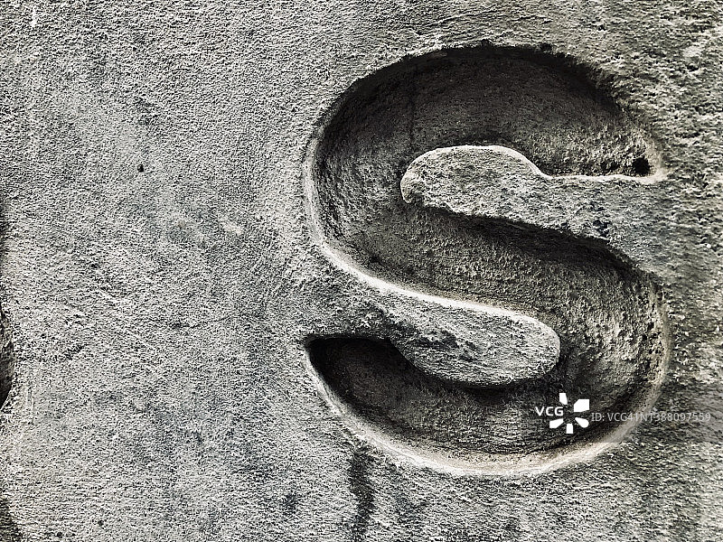 石墙上的字母E图片素材