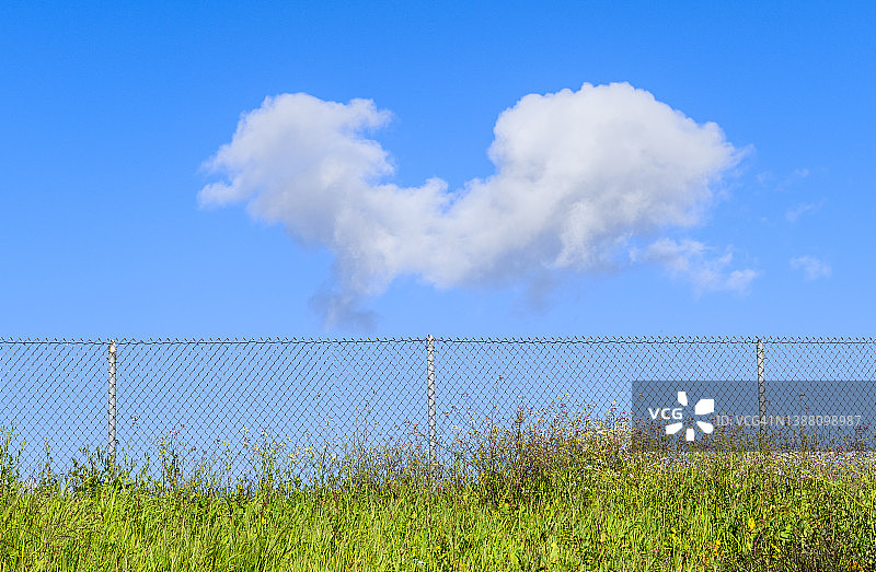 围栏上方的云图片素材
