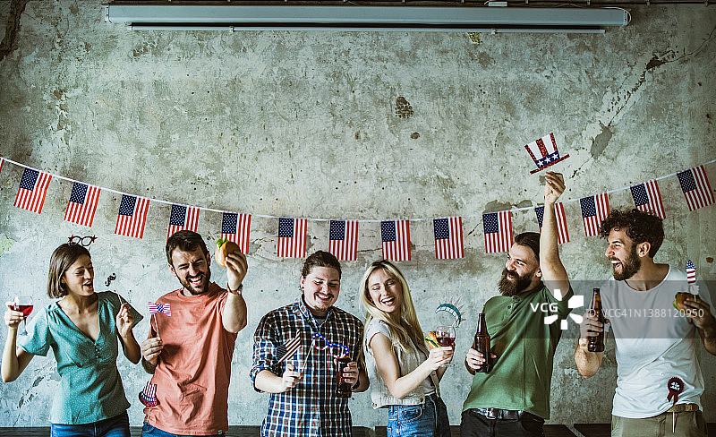 在7月4日办公室派对上玩得开心的快乐千禧一代朋友图片素材