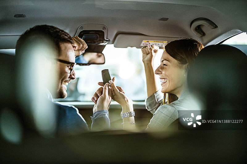 庆祝拿到新车钥匙的幸福情侣图片素材