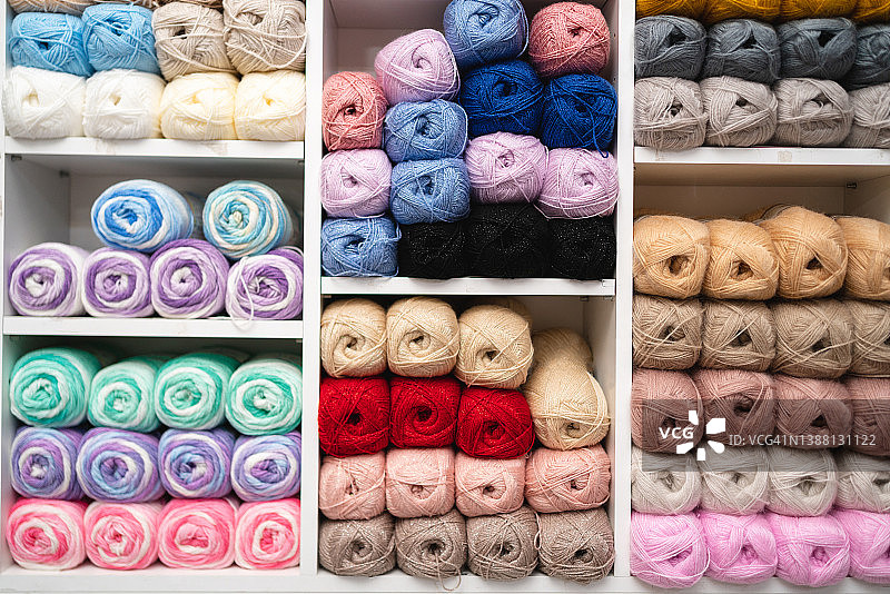 商店货架上五颜六色的毛线球图片素材