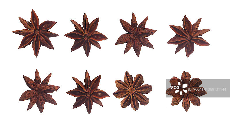 白色背景上散落的八角茴香，顶部视角图片素材
