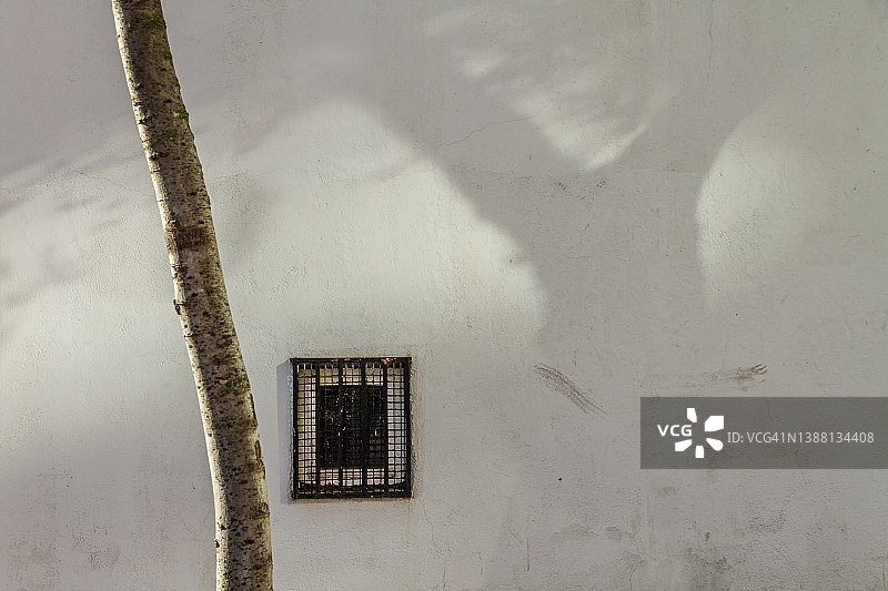 带安全格栅的小窗户图片素材