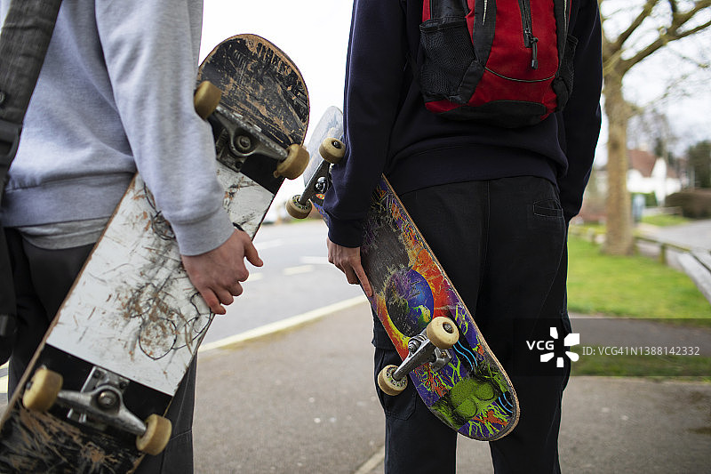 青少年男孩在人行道上玩滑板图片素材