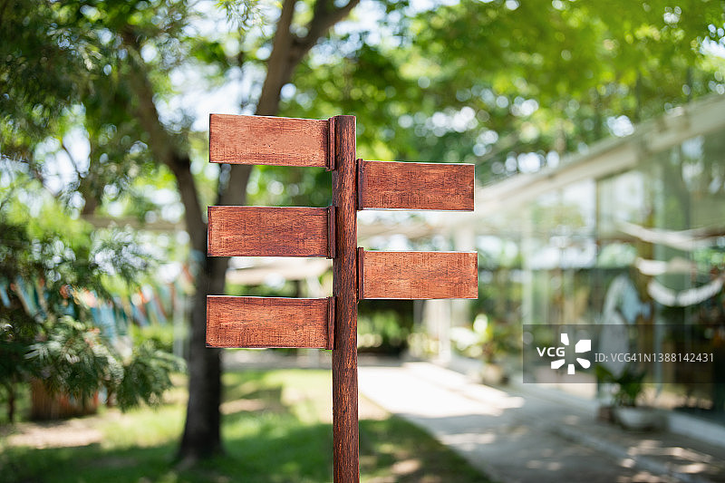 绿色背景下的木制标牌特写图片素材