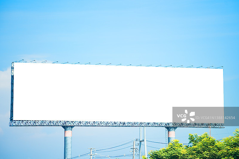 蓝色天空下的空白广告屏幕图片素材