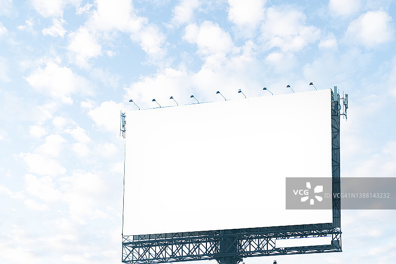 蓝色天空下的空白广告屏幕图片素材