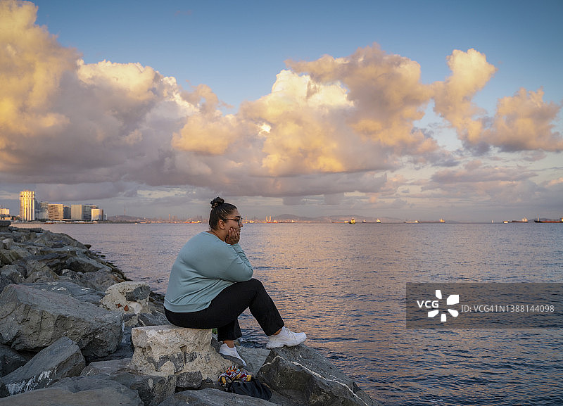 独自站在土耳其伊斯坦布尔马尔马拉海滩上的年轻胖女人图片素材