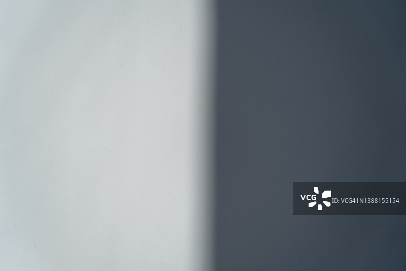 墙壁光线形成的明暗图案图片素材