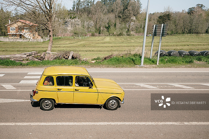 道路上的旧黄色汽车图片素材